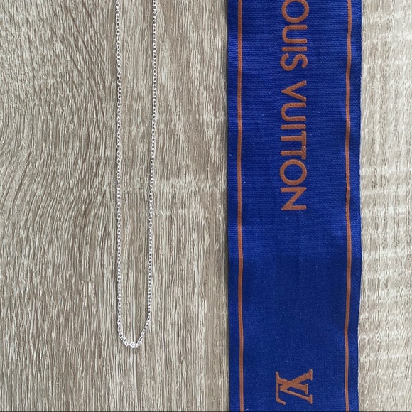 ✨Louis Vuitton Minimalist Pendent w Necklace✨ - Picture 9 of 13